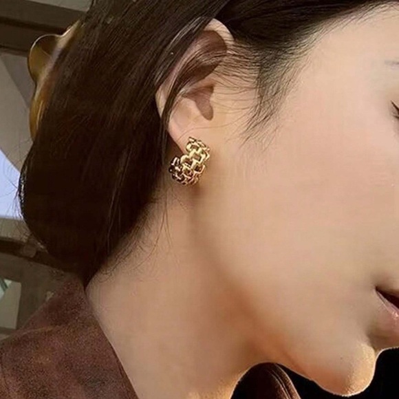 Gold Sculpted Chain Hoop Earrings - Picture 4 of 7